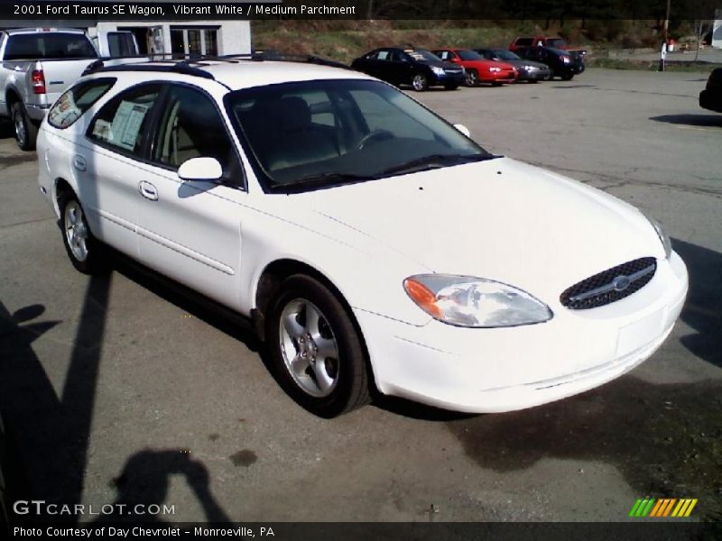 Vibrant White / Medium Parchment 2001 Ford Taurus SE Wagon