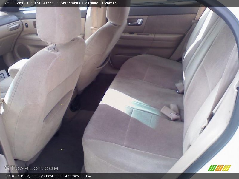 Vibrant White / Medium Parchment 2001 Ford Taurus SE Wagon