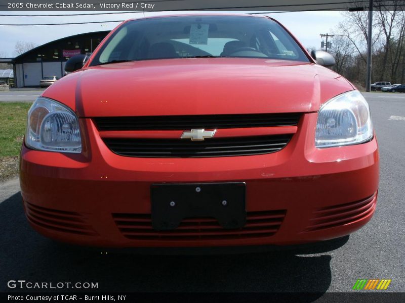 Victory Red / Gray 2005 Chevrolet Cobalt Sedan