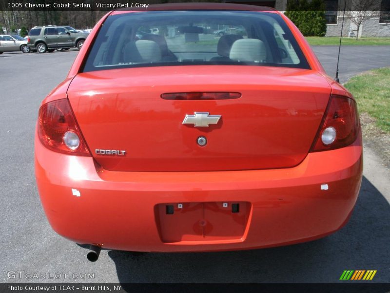 Victory Red / Gray 2005 Chevrolet Cobalt Sedan
