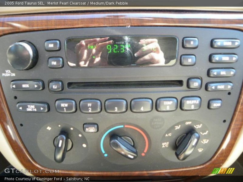 Merlot Pearl Clearcoat / Medium/Dark Pebble 2005 Ford Taurus SEL