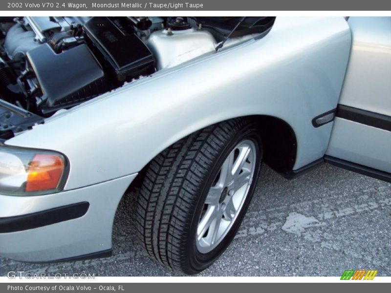 Moondust Metallic / Taupe/Light Taupe 2002 Volvo V70 2.4 Wagon