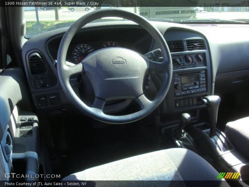 Super Black / Gray 1998 Nissan Pathfinder SE 4x4