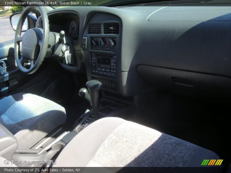 Super Black / Gray 1998 Nissan Pathfinder SE 4x4