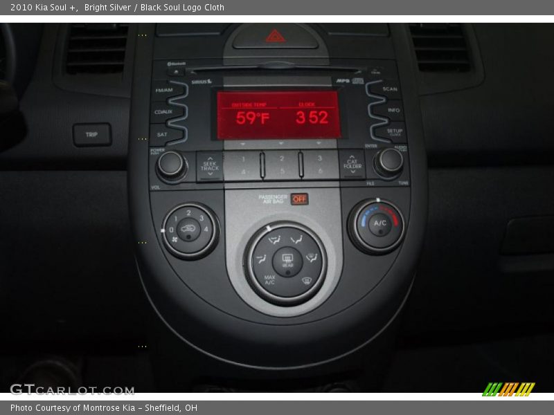Bright Silver / Black Soul Logo Cloth 2010 Kia Soul +