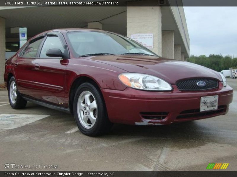 Merlot Pearl Clearcoat / Medium/Dark Flint 2005 Ford Taurus SE