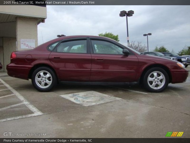 Merlot Pearl Clearcoat / Medium/Dark Flint 2005 Ford Taurus SE