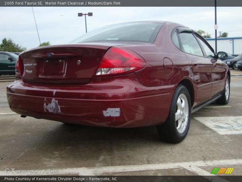 Merlot Pearl Clearcoat / Medium/Dark Flint 2005 Ford Taurus SE