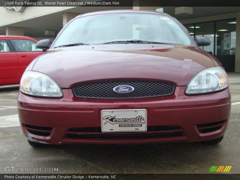 Merlot Pearl Clearcoat / Medium/Dark Flint 2005 Ford Taurus SE