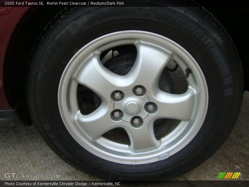 Merlot Pearl Clearcoat / Medium/Dark Flint 2005 Ford Taurus SE
