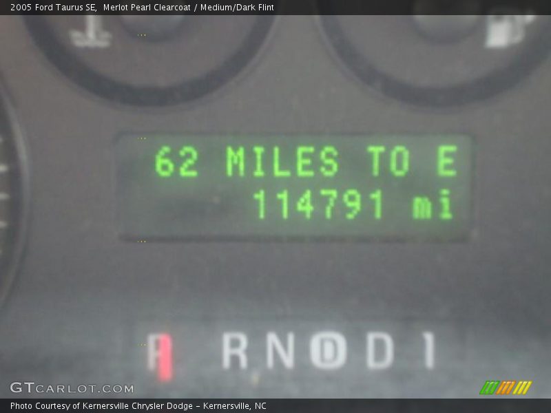 Merlot Pearl Clearcoat / Medium/Dark Flint 2005 Ford Taurus SE