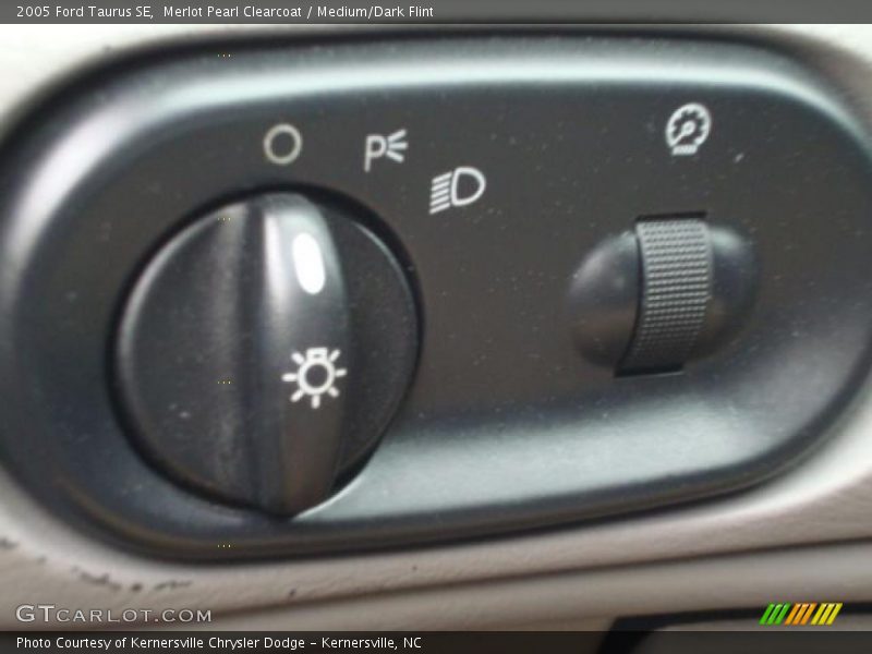 Merlot Pearl Clearcoat / Medium/Dark Flint 2005 Ford Taurus SE
