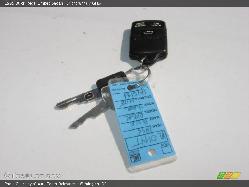 Bright White / Gray 1995 Buick Regal Limited Sedan