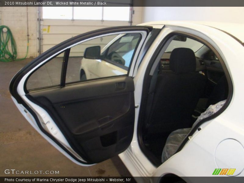 Wicked White Metallic / Black 2010 Mitsubishi Lancer DE