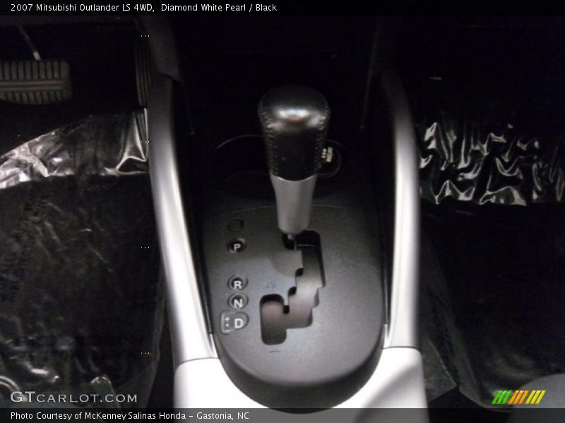 Diamond White Pearl / Black 2007 Mitsubishi Outlander LS 4WD