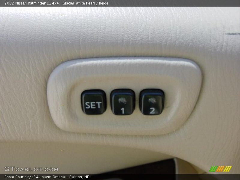 Glacier White Pearl / Beige 2002 Nissan Pathfinder LE 4x4