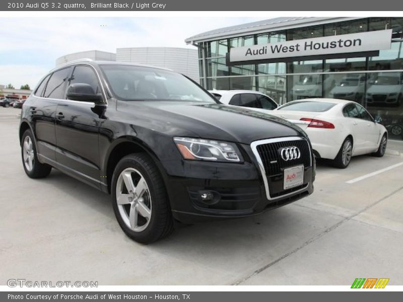 Brilliant Black / Light Grey 2010 Audi Q5 3.2 quattro