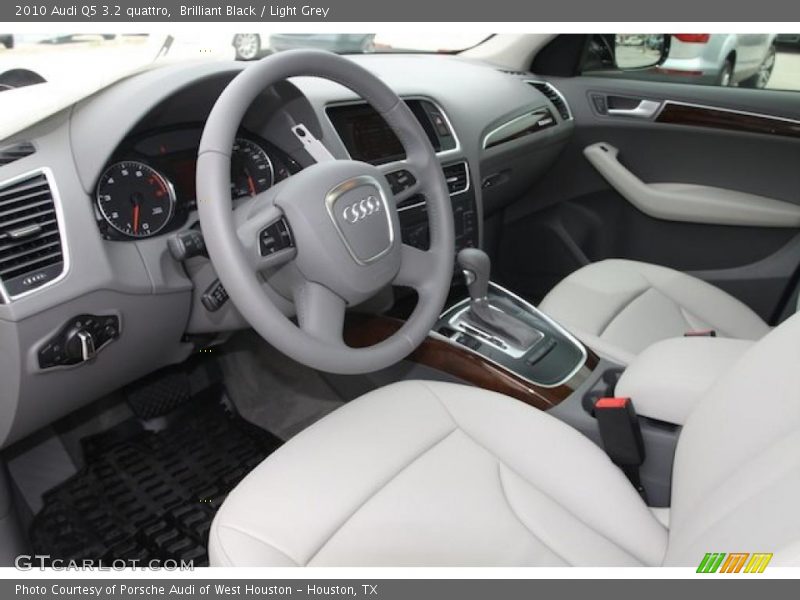 Brilliant Black / Light Grey 2010 Audi Q5 3.2 quattro