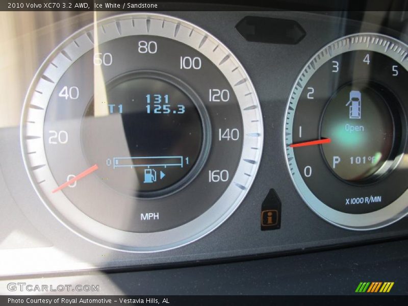 Ice White / Sandstone 2010 Volvo XC70 3.2 AWD