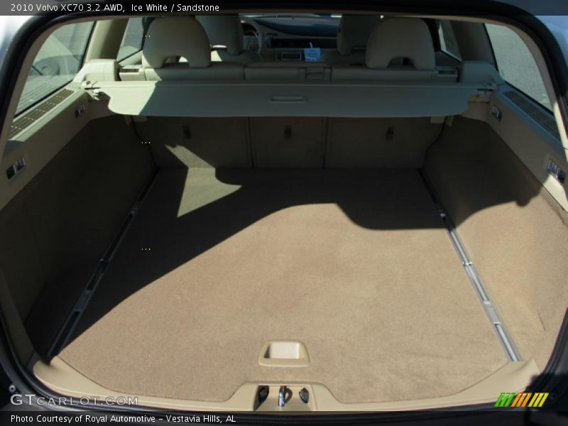 Ice White / Sandstone 2010 Volvo XC70 3.2 AWD