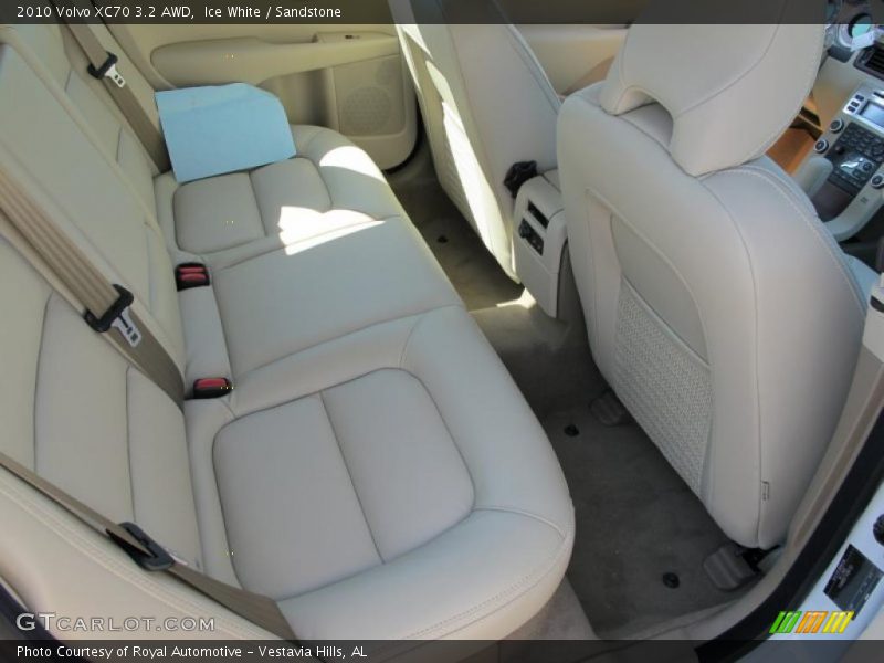 Ice White / Sandstone 2010 Volvo XC70 3.2 AWD