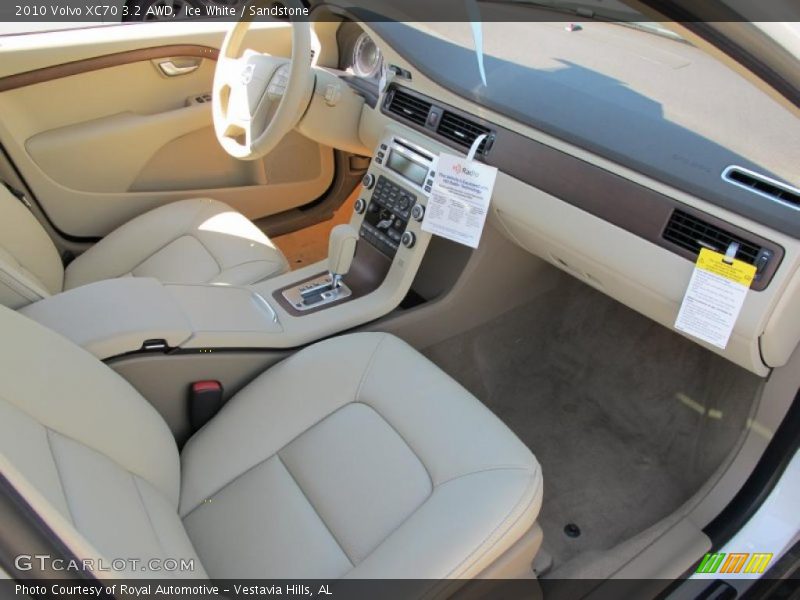 Ice White / Sandstone 2010 Volvo XC70 3.2 AWD