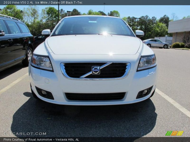Ice White / Dalaro Off Black T-Tec 2010 Volvo V50 2.4i