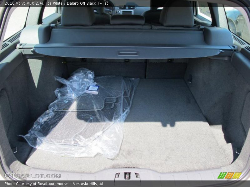 Ice White / Dalaro Off Black T-Tec 2010 Volvo V50 2.4i