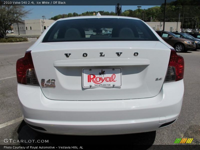 Ice White / Off Black 2010 Volvo S40 2.4i