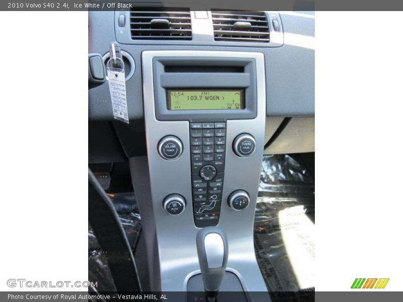 Ice White / Off Black 2010 Volvo S40 2.4i