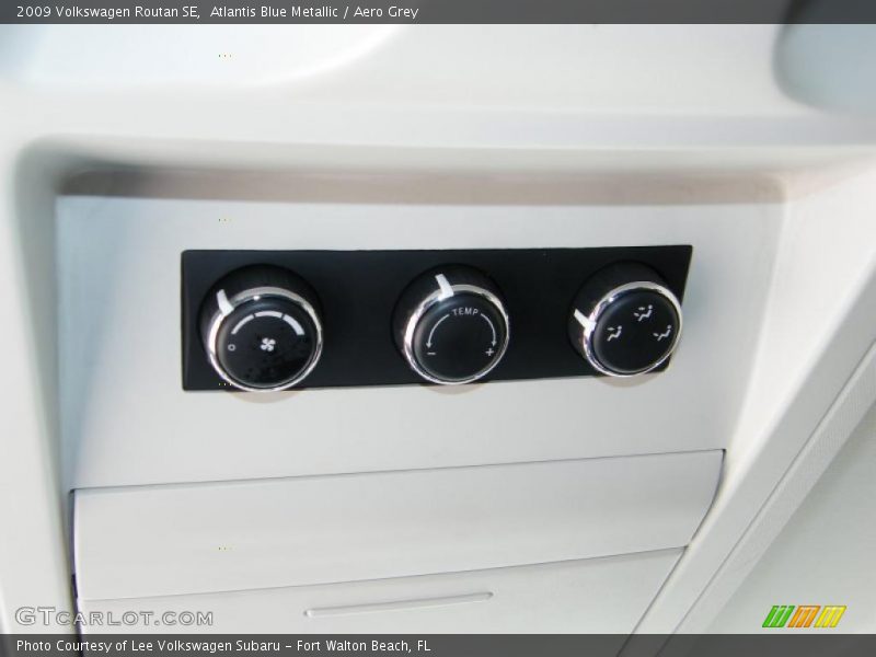 Atlantis Blue Metallic / Aero Grey 2009 Volkswagen Routan SE