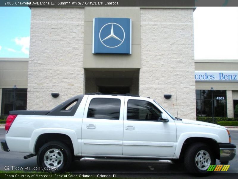 Summit White / Gray/Dark Charcoal 2005 Chevrolet Avalanche LS
