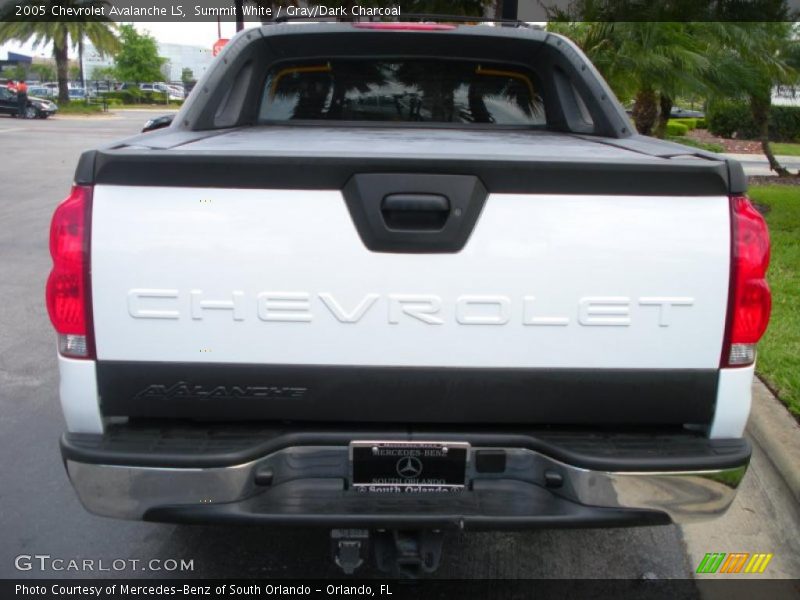 Summit White / Gray/Dark Charcoal 2005 Chevrolet Avalanche LS
