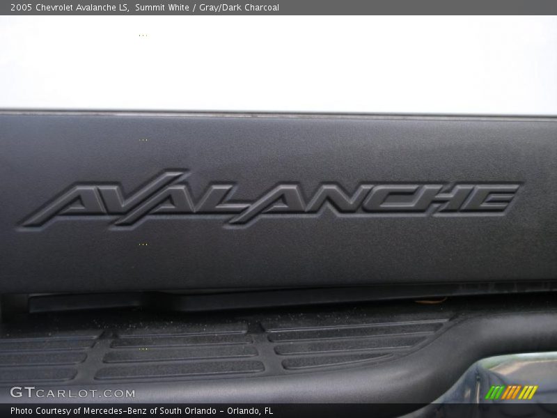 Summit White / Gray/Dark Charcoal 2005 Chevrolet Avalanche LS