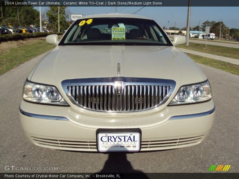 Ceramic White Tri-Coat / Dark Stone/Medium Light Stone 2004 Lincoln Town Car Ultimate