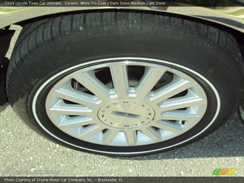 Ceramic White Tri-Coat / Dark Stone/Medium Light Stone 2004 Lincoln Town Car Ultimate