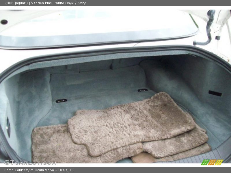 White Onyx / Ivory 2006 Jaguar XJ Vanden Plas
