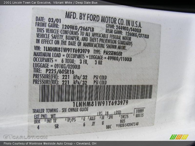 Vibrant White / Deep Slate Blue 2001 Lincoln Town Car Executive