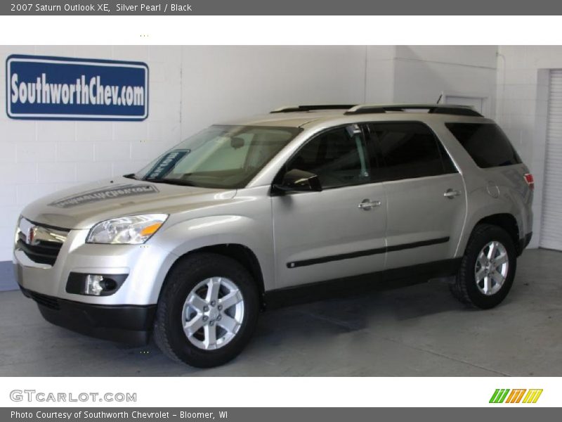 Silver Pearl / Black 2007 Saturn Outlook XE