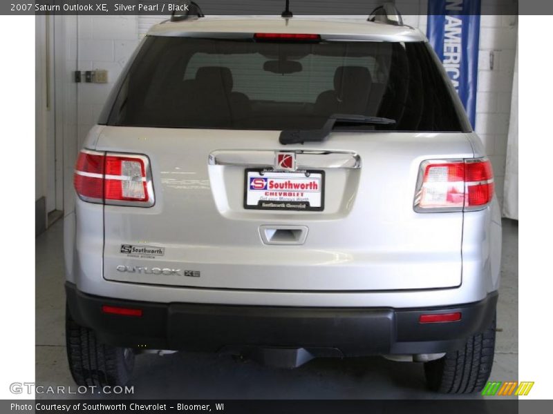 Silver Pearl / Black 2007 Saturn Outlook XE
