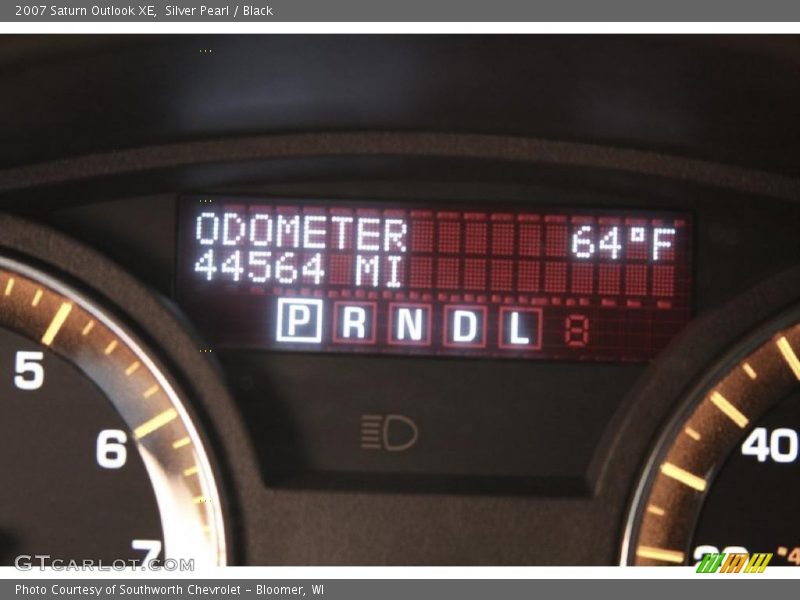 Silver Pearl / Black 2007 Saturn Outlook XE