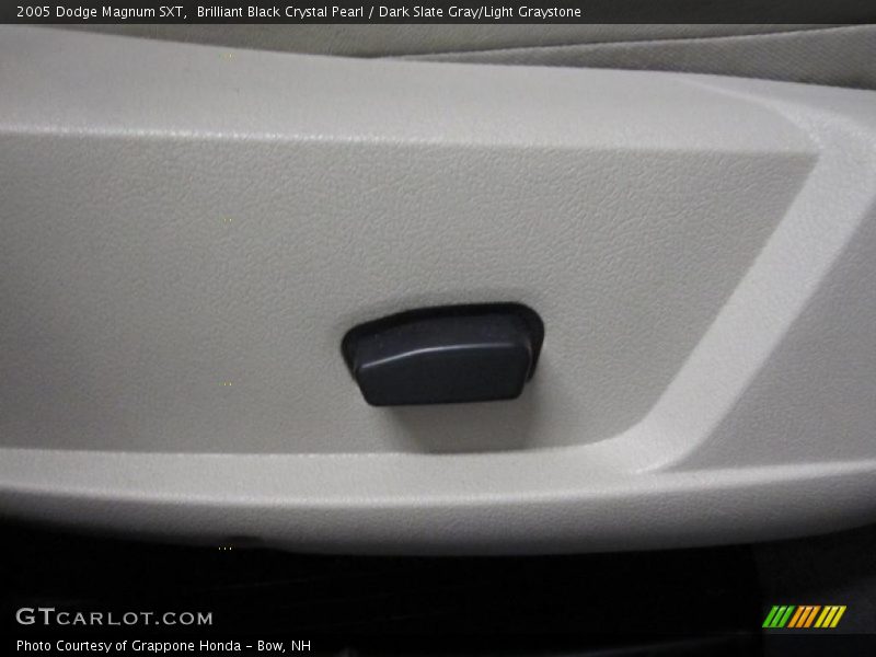 Brilliant Black Crystal Pearl / Dark Slate Gray/Light Graystone 2005 Dodge Magnum SXT