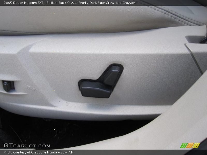 Brilliant Black Crystal Pearl / Dark Slate Gray/Light Graystone 2005 Dodge Magnum SXT