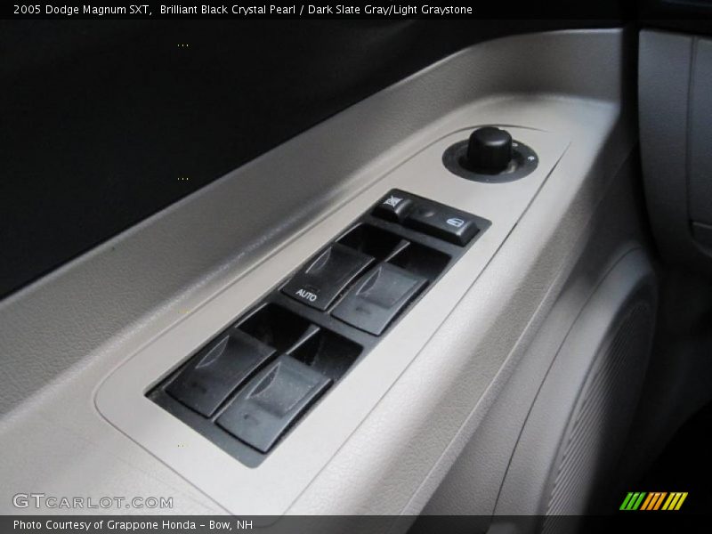Brilliant Black Crystal Pearl / Dark Slate Gray/Light Graystone 2005 Dodge Magnum SXT