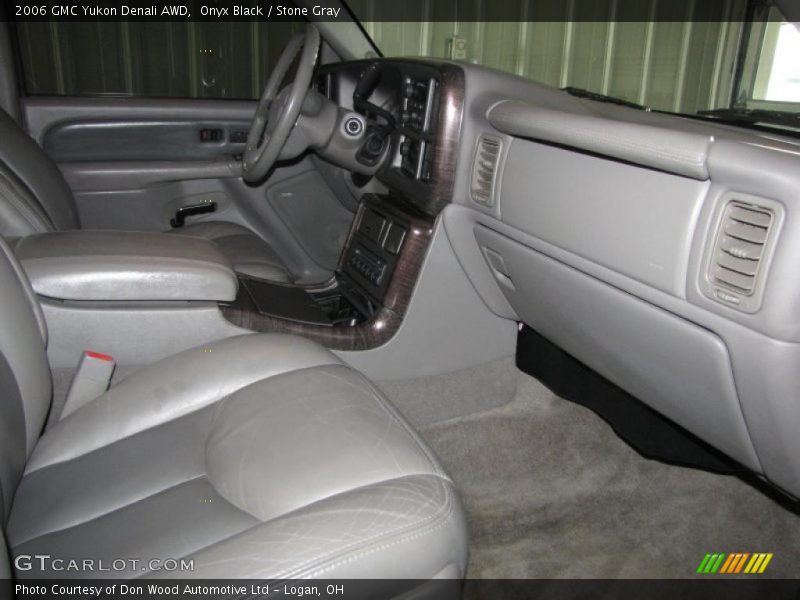 Onyx Black / Stone Gray 2006 GMC Yukon Denali AWD