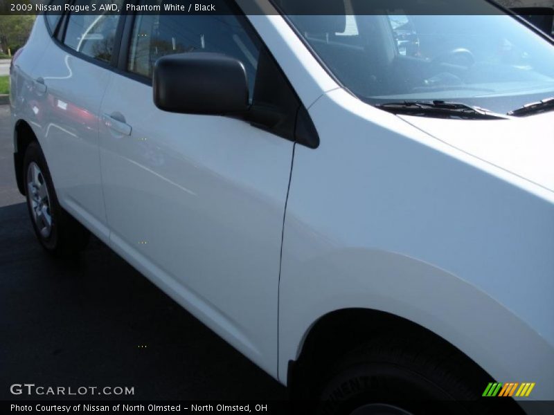 Phantom White / Black 2009 Nissan Rogue S AWD