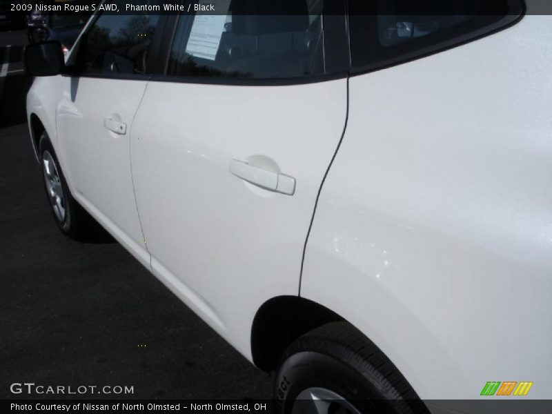 Phantom White / Black 2009 Nissan Rogue S AWD