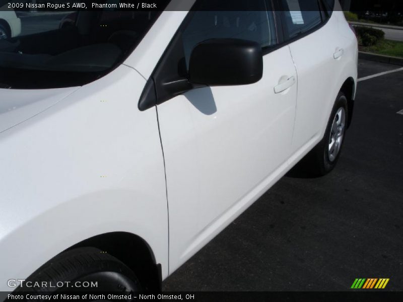 Phantom White / Black 2009 Nissan Rogue S AWD