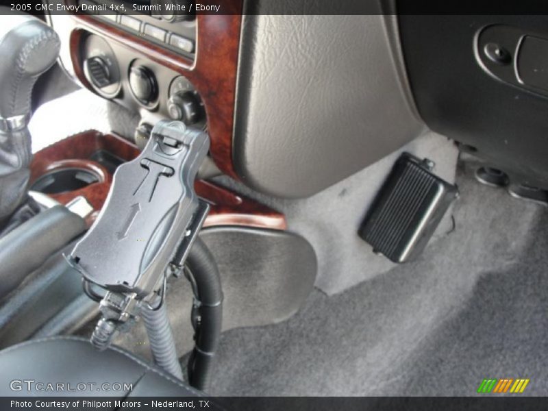 Summit White / Ebony 2005 GMC Envoy Denali 4x4