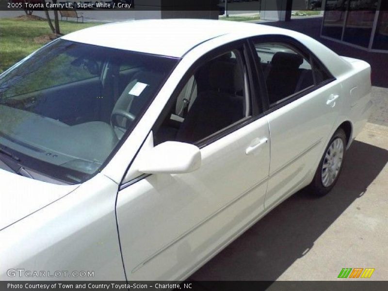 Super White / Gray 2005 Toyota Camry LE